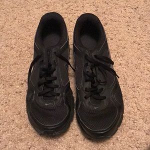 All black (men’s) nike air max agitate 5